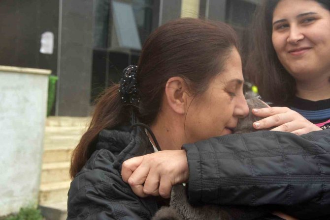 Depremzede Aile 28 Gün Sonra Kedisine Kavuştu