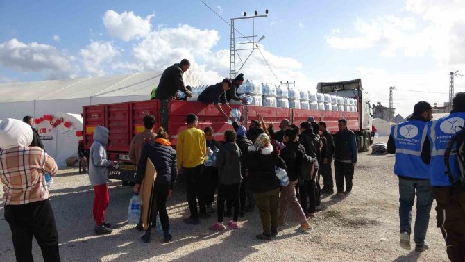 Defne’deki Çadır Kentte Vatandaşlara Su Dağıtıldı
