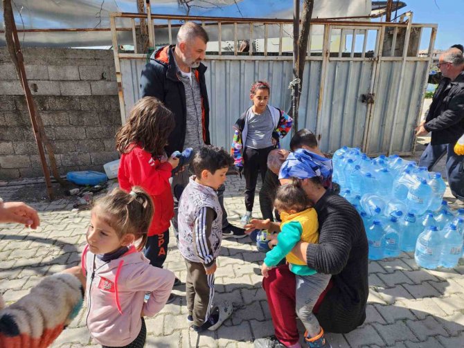 Gölcük Belediyesi Hatay’da İçme Suyu Dağıtıyor