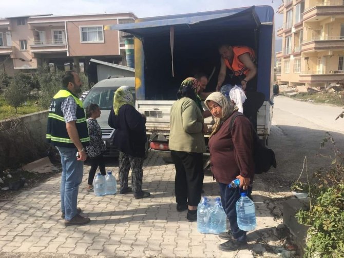 Gölcük Belediyesi Hatay’da İçme Suyu Dağıtıyor