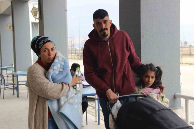 Depreme 4 Çocuğuyla Birlikte Yakalanan Anne Deprem Anını Gözyaşlarıyla Anlattı
