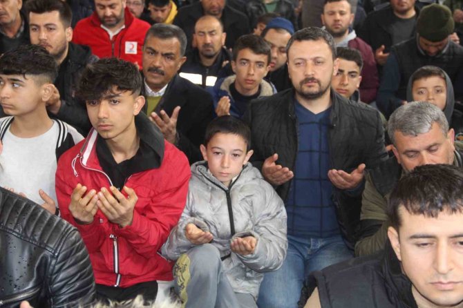 Depremin Merkezinde Berat Kandili’nde Eller Semaya Açıldı