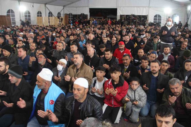 Depremin Merkezinde Berat Kandili’nde Eller Semaya Açıldı