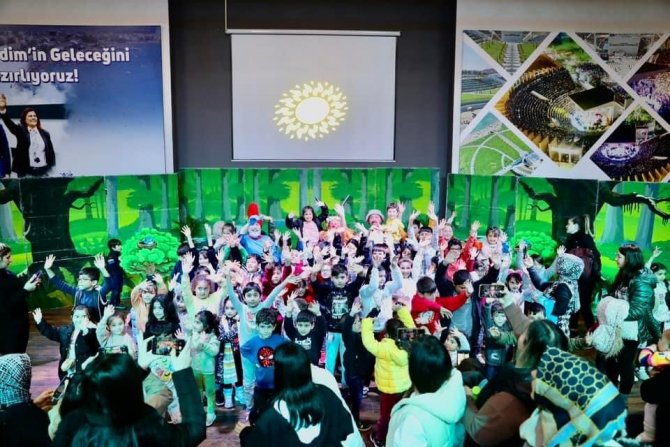 Didim’de Müzikli Tiyatro Oyununa Yoğun İlgi Gösterdi