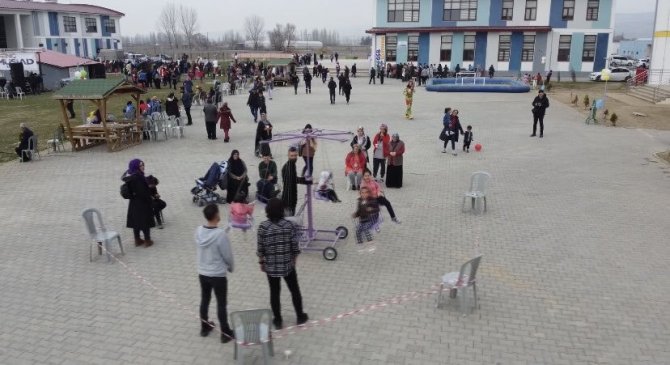 Doğan Aslan Bey Kyk Yurdunda Depremzede Çocuklar İçin Panayır Alanı Kuruldu