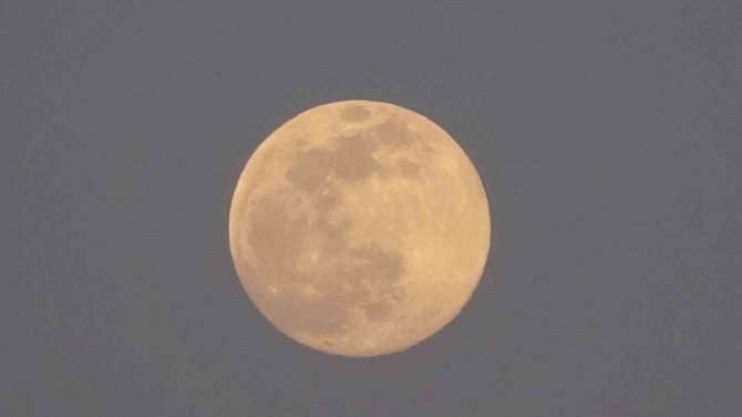 Taksim Meydanı’nda Ay Kartpostallık Görüntüler Oluşturdu