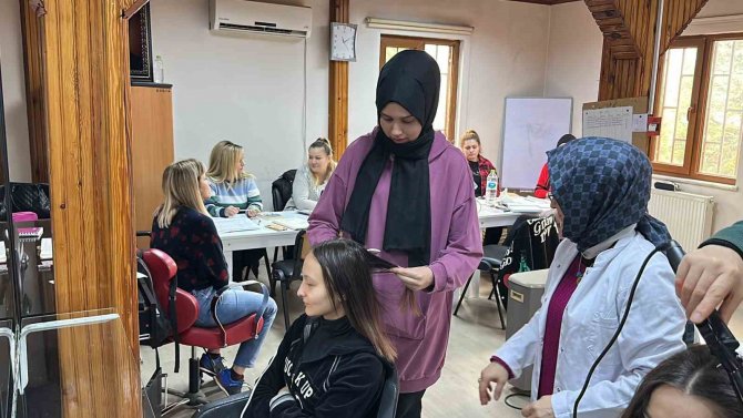 Meslek Öğrenen Eller Depremzede Kadınlar İçin Çalışacak