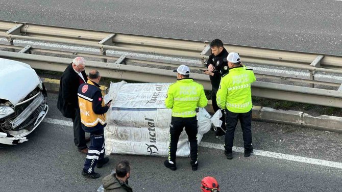 Yola Düşen Çuval Zincirleme Kazaya Sebep Oldu: 1 Yaralı
