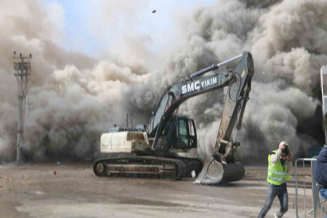 89 Kişinin Öldüğü İş Merkezi Bir Dokunuşta Yıkıldı