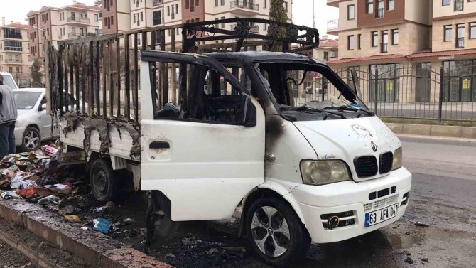 Seyir Halinde Alev Alan Pikap Küle Döndü, 14 Yaşındaki Çocuk Yaralandı