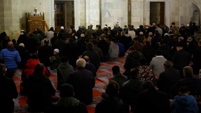 Eller Depremzedeler İçin Semaya Kalktı