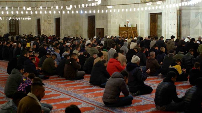 Eller Depremzedeler İçin Semaya Kalktı