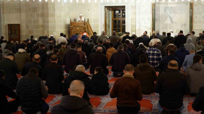 Eller Depremzedeler İçin Semaya Kalktı