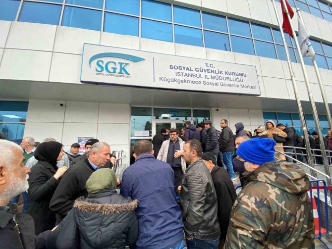 Küçükçekmece’de Eyt Kuyruğu Metrelerce Uzadı