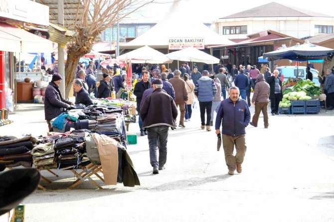 Erzincan’da Semt Pazarında Hareketlilik