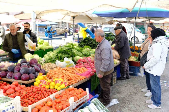 Erzincan’da Semt Pazarında Hareketlilik