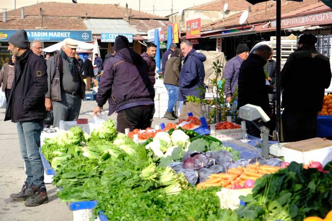 Erzincan’da Semt Pazarında Hareketlilik