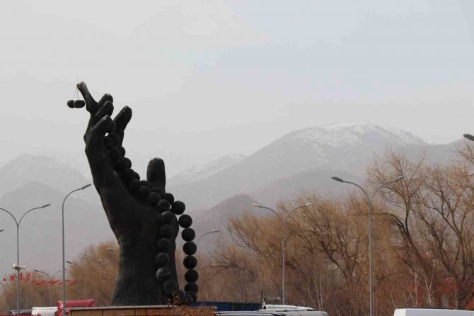 Oltu’da Toz Bulutu Etkili Oldu