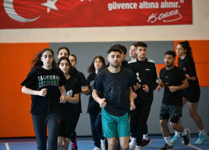 Esenyurt Belediyesi Gençleri Spor Akademilerine Hazırlıyor