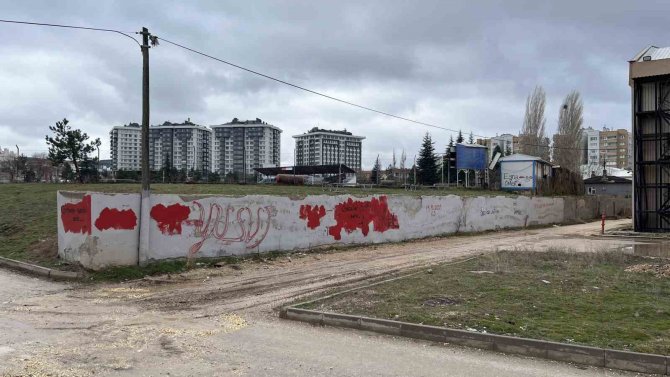 200 Metrelik Duvar Vandalların Hedefi Oldu