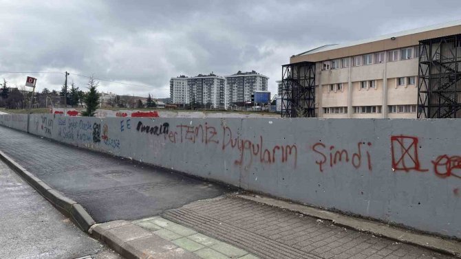 200 Metrelik Duvar Vandalların Hedefi Oldu