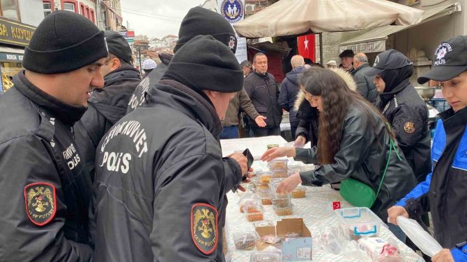 Polis Eşleri Depremzedeler İçin Yardım Etkinliği Düzenledi