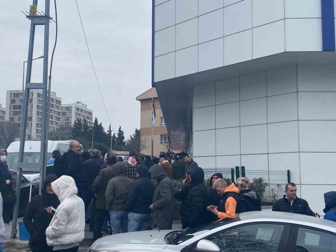 Küçükçekmece’de Eyt Kuyruğu Metrelerce Uzadı