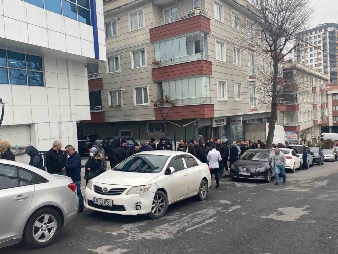 Küçükçekmece’de Eyt Kuyruğu Metrelerce Uzadı