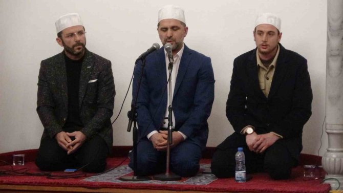 Berat Kandili Dualar İle İhya Edildi