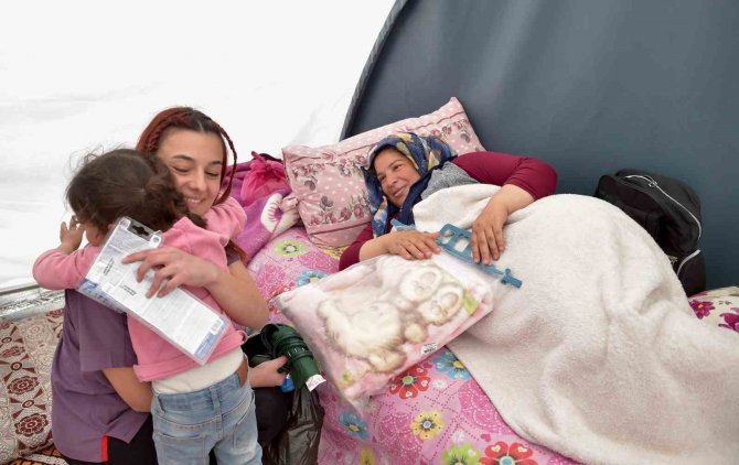 Depremzede Aile Bebeklerine İ̇zmirli Doktorun Adını Verdi