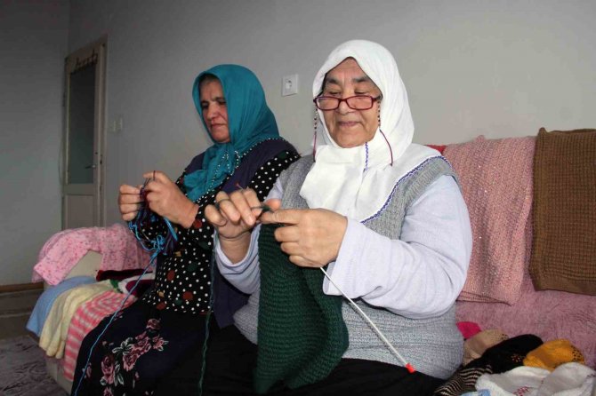 Giresunlu Kadınlar Depremzedeler İçin Örüyor