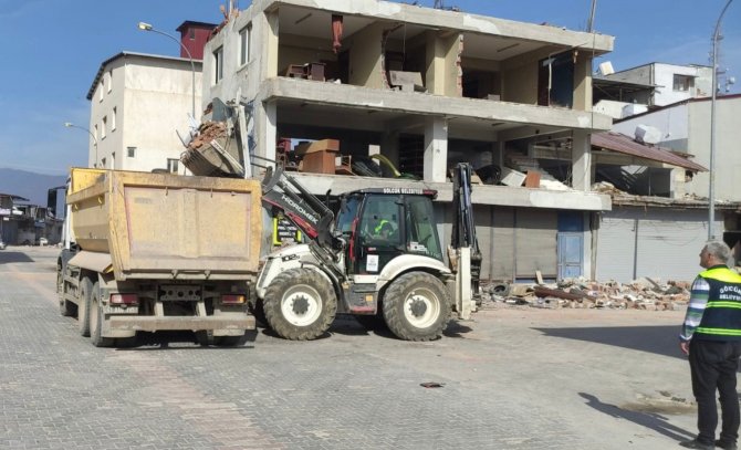 Gölcük Belediyesi Hatay’da İçme Suyu Dağıtıyor