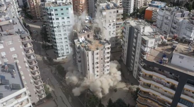 Depremde Ağır Hasar Alan Apartman Yıkıldı