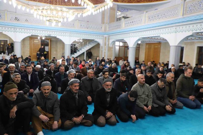 Hakkari’de Berat Kandili Dualarla İdrak Edildi
