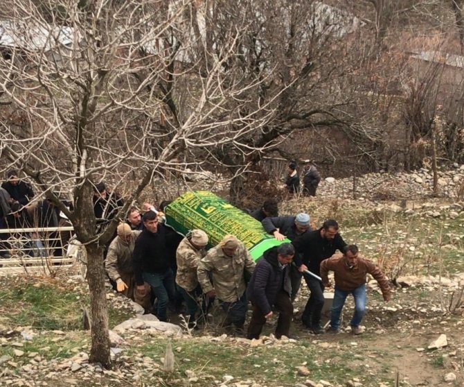 Silahla Yaralanan 20 Yaşındaki Kız Toprağa Verildi