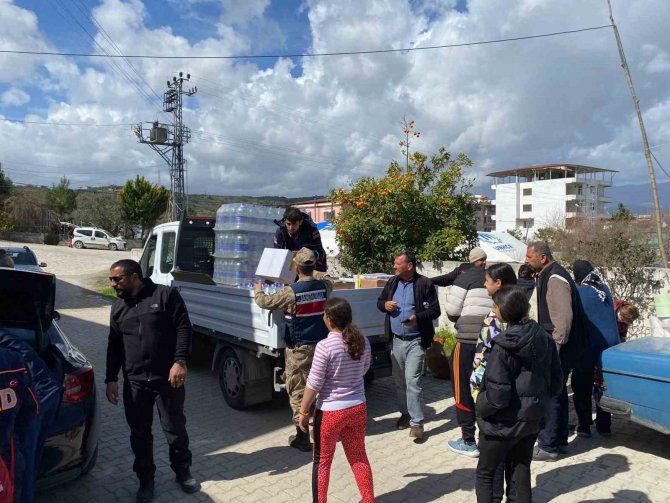 Defne İ̇lçe Jandarma Komutanlığından Vatandaşlara Su Yardımı