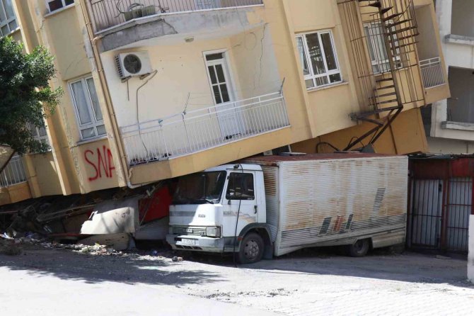 Her An Çökebilir: Yan Yatan 5 Katlı Binayı Altında Kalan Kamyonet Tutuyor