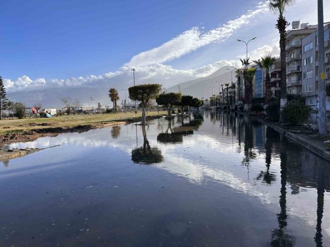 Denizin Taştığı İ̇skenderun’da Son Durum Görüntülendi