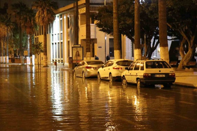 İ̇skenderun’da Deniz Taştı, Caddeler Sularla Doldu