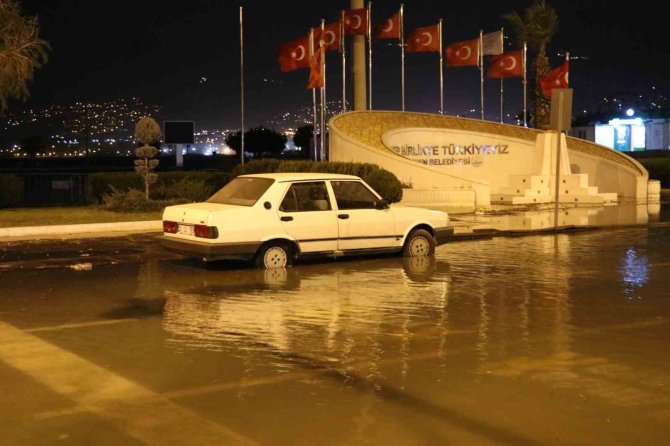 İ̇skenderun’da Deniz Taştı, Caddeler Sularla Doldu