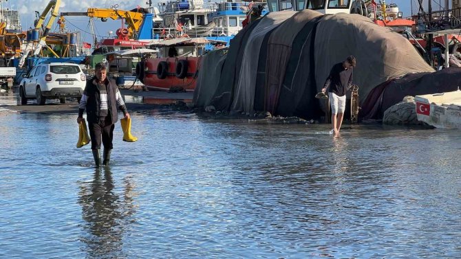 Denizin Taştığı İ̇skenderun’da Son Durum Görüntülendi