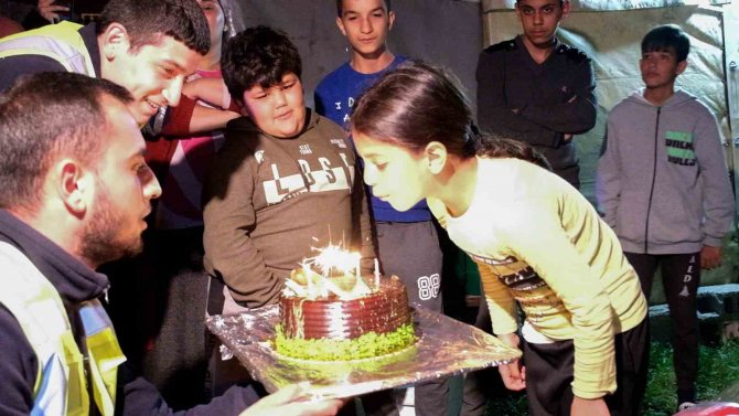 Depremzede Zehra’ya Çadırda Doğum Günü Sürprizi