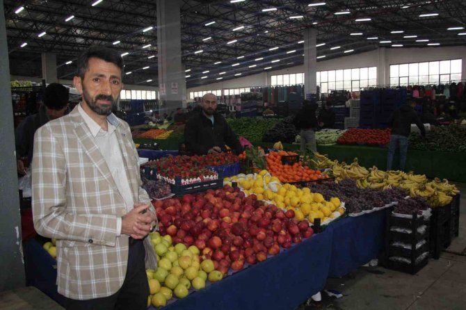 Depremzedeler İçin Pazardaki Tezgahını Ücretsiz Açtı