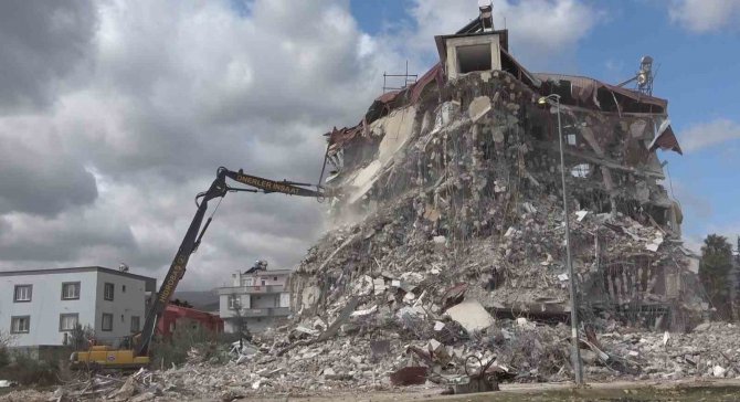 İ̇slahiye’de Enkaz Kaldırma Ve Bina Yıkım İşlemleri Sürüyor