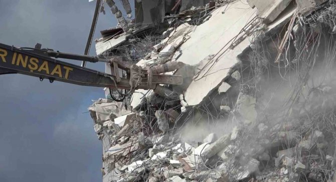 İ̇slahiye’de Enkaz Kaldırma Ve Bina Yıkım İşlemleri Sürüyor
