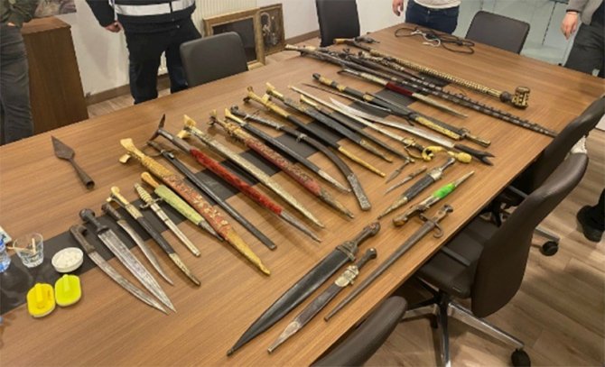 İ̇stanbul’da Tarihi Eser Operasyonu: El Yazması Kur’an-ı Kerim Ele Geçirildi