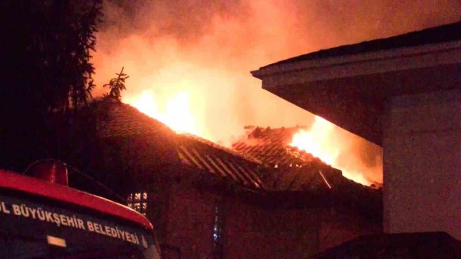 Üsküdar’da Lüks Villa Alev Alev Yandı