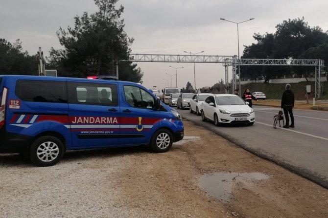 İ̇zmir’de Huzur Uygulamasında 37 Aranan Şahıs Yakalandı