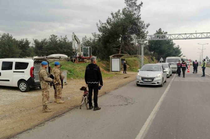 İ̇zmir’de Huzur Uygulamasında 37 Aranan Şahıs Yakalandı