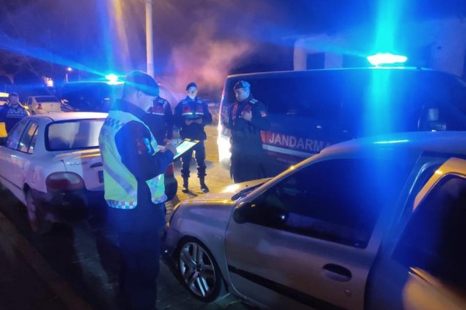 İ̇zmir’de Huzur Uygulamasında 37 Aranan Şahıs Yakalandı